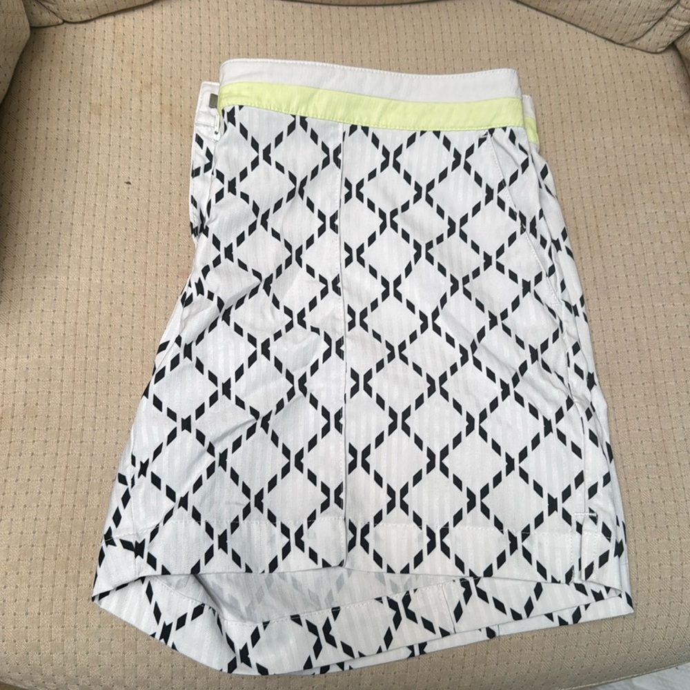 Printed golf shorts